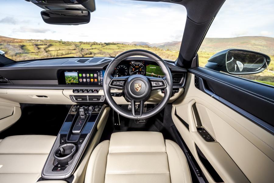 Торпедо Porsche 911 Carrera (992) 2019 года  (UK) (фото 26 из 32)